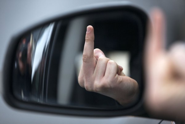So einige Autofahrer zeigten den Ersthelfern an der Unfallstelle auf der B61 den Mittelfinger, andere starteten gefährliche Überholmanöver. - © dpa