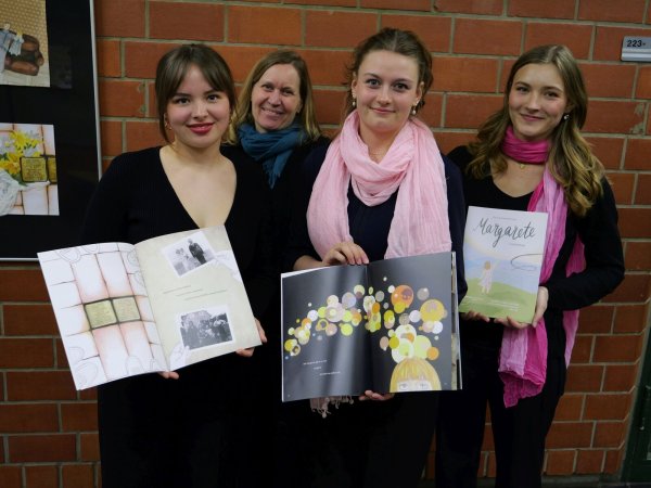 Bilderbuch über "Margarete" steht im Zentrum der Vernissage. Mit Tuuli Keil, Lehrerin Annegret Niehus-Berkemann, Mercedes Szymik und Sophia Elice Lehmann (von links). - © Thomas Krügler