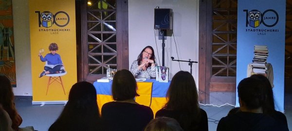 Marah Woolf bei der Lesung in der Stadtbücherei. - © Förderverein Stadtbücherei Lage