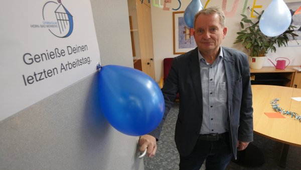 Dr. Peter Pahmeyers Büro ist mit Glückwünschen für die Pension von Schülern und Lehrern geschmückt. - © Jost Wolf