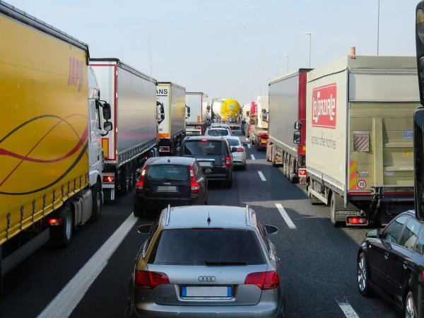 Eine rund 150 Kilometer lange Verfolgungsfahrt hat sich ein 70-jähriger Horn-Bad Meinberger mit zeitweise neun Streifenwagen und einem Polizeihubschrauber geliefert. In Kofferraum des Verfolgten: acht Kilogramm Marihuana. Jetzt stand der Mann vor dem Amtsgericht Detmold. - © Pixabay