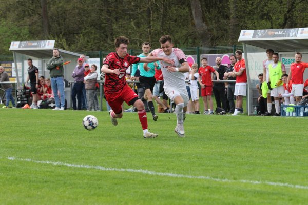 Augustdorfs Joel Weber liefert sich ein packendes Laufduell mit seinem Borgentreicher Gegenspieler. - © Oliver König