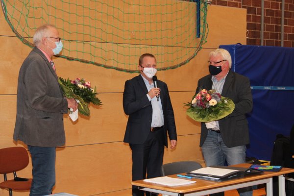 Bürgermeister Mario Hecker (Mitte) gratuliert Dieter Hartwig (links) von der SPD zur Wahl des ersten stellvertretenden Bürgermeisters und Volker Preuß von der CDU zur Wahl des zweiten stellvertretenden Bürgermeisters. - © Nadine Uphoff