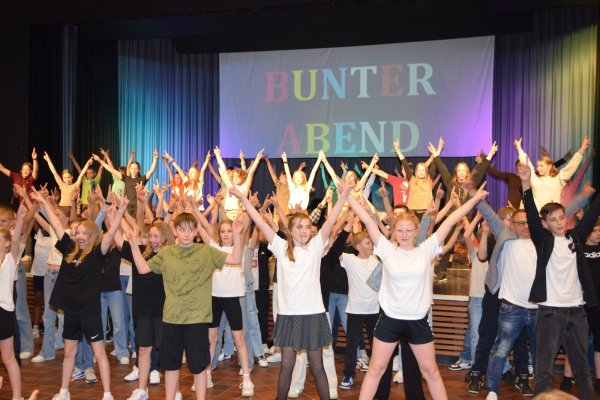 Am Ende des unterhaltenden Kino-Programms kommen alle Sechstklässler vor und auf der Bühne zusammen, um gemeinsam zum Song Turn It Up zu tanzen. - © Karin Prignitz