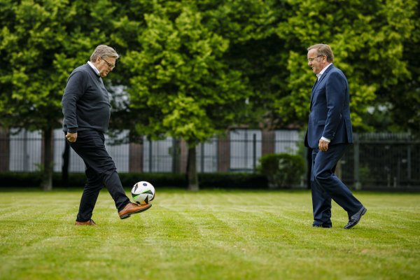 Verteidigungsminister Boris Pistorius (SPD, r.) und sein Bruder Harald spielen im Hinterhof des Verteidigungsministeriums in Berlin Fußball. - © Thomas Imo/photothek.de