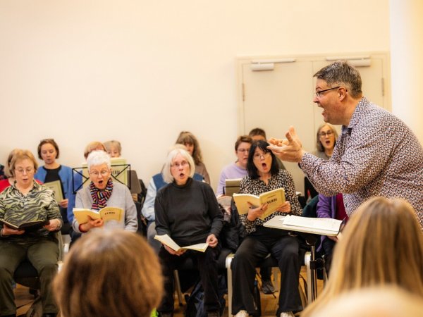 Dirigent Florian Ludwig probt mit dem Oratorienchor Detmold den großen Gestus in Verdis Musik. - © Eva Maria Richter