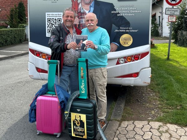 Erfinderkönig Karl-Heinz Bilz (links) hat in Schieder Gastwirt Reinhold Mennecke getroffen. Er will dem Schiederaner dabei helfen, die "Kofferschlange" an den Mann zu bringen. - © Petra Seidel