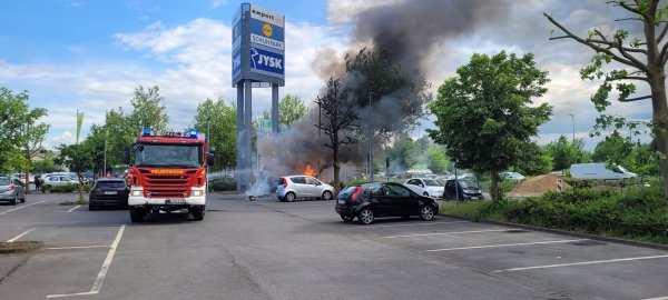 Am Fachmarktzentrum in Bad Salzuflen brennt ein Imbisswagen. Die Feuerwehr ist bereits im Einsatz. - © Katrin Kantelberg