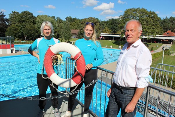 Noch sieht es nicht danach aus, aber der Auszubildende Dennis Rieken, die Fachangestellte für Bäderbetriebe, Ann-Kathrin Möhle und Vereinsvorsitender Wolfgang Schriegel stellen sich schon darauf an, das Freibad Schwarzenbrink winterfest zu machen. - © Kirsten Fuhrmann