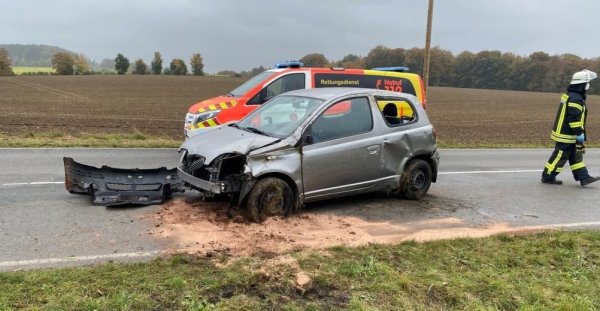 Das Fahrzeug war auf die Seite gekippt. - © Freiwillige Feuerwehr Bad Salzuflen