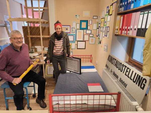 Meike Lothmann und Piet Breed beim Aufbau der Rauminstallation "Art Obbelode - ein Leben mit der Kunst". - © Heike Kreienmeier