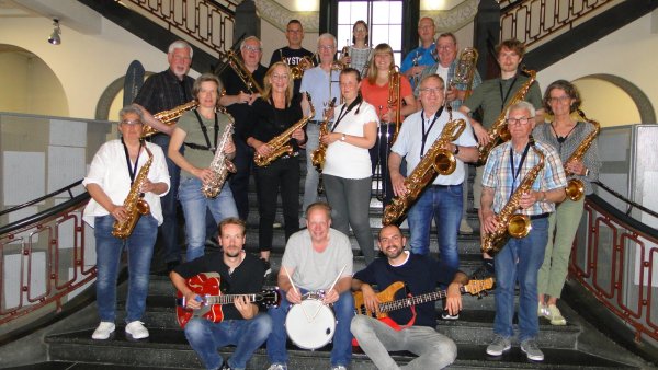 Ein klangstarkes Ensemble, die Big Band der Musikschule Lage auf der einladend repräsentativen Treppe des hochherrschaftlich wirkenden Technikumgebäudes. Das Ensemble probt eifrig für das Musikschulfest am 11. Juni. - © Hajo Gärtner