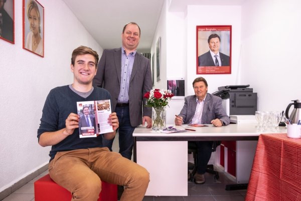 SPD-Pressesprecher Marius Kremming, Bürgermeisterkandidat Arne Brand und Landtagsabgeordneter Jürgen Berghahn (von links) freuen sich über das neue SPD-Büro. - © Laurenz Tegethoff