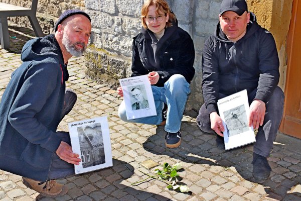 Matthias Guder (von links), Lina Kindsgrab und Christian Stüber haben sich intensiv auf den Stolperstein-Rundgang vorbereitet, den sie zum ersten Mal für Oerlinghausen anbieten. Foto: Knup - © Knup