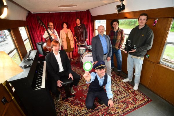 Das symbolische Startsignal für den „Wunderland-Express" gibt Raphael Kahlert von der Landeseisenbahn Lippe. Um ihn herum gruppieren sich (von links) Matthias Klause-Gauster, Alexander Quaet-Faslem, Christin Kirsch, Helge Neuhaus, Thomas Behrend, Isabel Remer und Josha Vinke. - © Nicole Ellerbrake