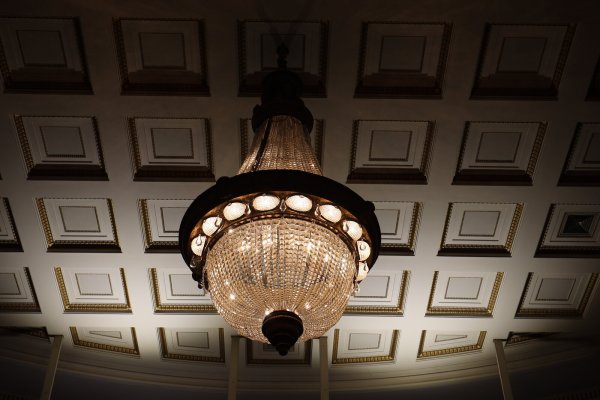 Der Kronleuchter im Saal des Theaters im Park funkelt, wenn der Strom fließt. Das Licht erzeugen allerdings noch herkömmliche Glühbirnen. - © Ulf Hanke