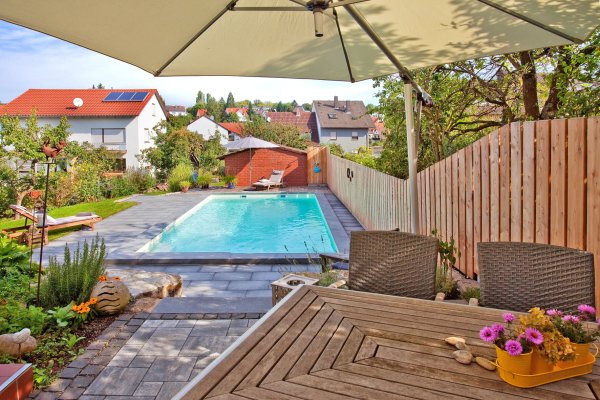 Ein eigener Pool ist im Sommer etwas Feines - es braucht aber eine große Menge Wasser, ihn zu füllen. Das geht wie das Rasensprengen zu Lasten der Wasserversorgung aller Bürger. - © djd
