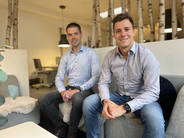 Georg Vogelhuber (l., 42) und Jonas Fröhleke (32) haben gemeinsam das KI-Start-Up "42grad" in Verl im Kreis Gütersloh gegründet. - © 42grad