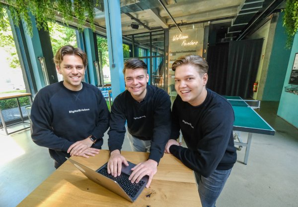 "Wir wollen dazu beitragen, dass Bildung so gut und zeitgemäß wie möglich wird“, sagen Tobias Schröder, Matty Frommann und Robin Fischer (v.l.), hier im Pioners-Club an der Obernstraße. - © Andreas Zobe