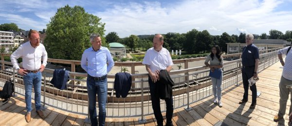 Auf dem „Dach" des Erlebnis-Gradierwerks stehen (von links) der kommissarische Staatsbad-Geschäftsführer Volker Stammer, Bürgermeister Dirk Tolkemitt, der Technische Beigeordnete Bernd Zimmermann, die Bauleiterin des Projekts, Tugba Gürel, und Hubert Pohlmann vom Fachdienst Hochbau der Stadt. - © Thomas Reineke