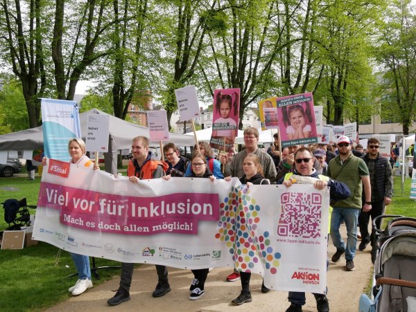 Demonstration. Rund 400 Demonstrierende fordern mehr Rechte und Teilhabe für Menschen mit Beeinträchtigungen. - © Thomas Krügler