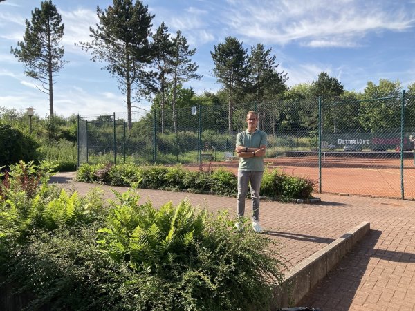 Mit viel Engagement betreibt der Tennisclub Grün-Weiß Bad Meinberg die Anlage hinter dem Badehaus. - © Cordula Gröne