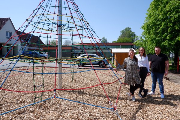 Konrektorin Christina Topolski (links) steht mit den beiden Bauamtsmitarbeitern Florian Kenter und Carina Brakhage am neuen Klettergerüst der Grundschule Alverdissen. Nach den Sommerferien soll hier der Unterricht wieder losgehen. - © Lorraine Brinkmann