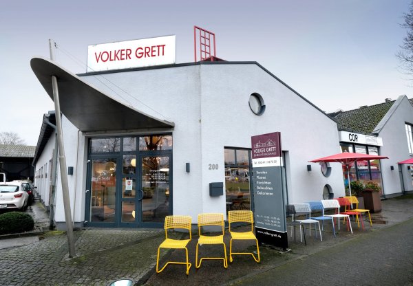 Das Einrichtungshaus "Volker Grett" liegt direkt an der Berliner Straße in Gütersloh. - © Andreas Frücht