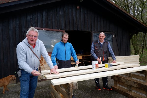 Alle Hände voll zu tun: Stefan Dux (von links), Sebastian Overbeck und Jürgen Tammoschath bereiten Sitzbänke vor, die beim Bergfest benötigt werden. - © Lorraine Brinkmann
