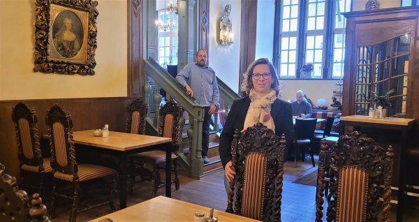 Tina Langner und Maik Soukal (links) führen das Stadtpalais im historischen Gebäude seit 2009. - © Katrin Kantelberg