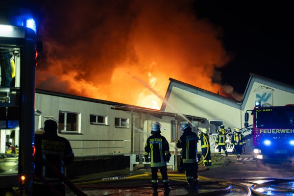 Fast zwei Stunden nach Ankunft der Feuerwehr schlugen immer noch meterhohe Flammen aus dem Dach. - © Freitag-TV
