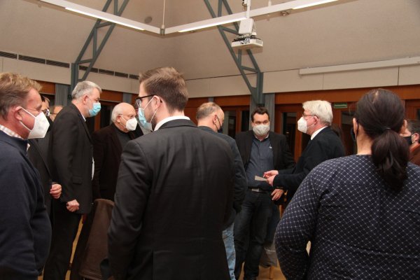 Die Ratsmitglieder beratschlagen sich. Unter anderem sind (von links) Heinrich Georg Schneider, Frank Salomon, Lutz Müller, Mats Uffe Schubert, Roger Rutter, Kämmerer Patrick Herrmann, Bürgermeister Thomas Katzer und Anja Holitschke dabei. - © Nadine Uphoff