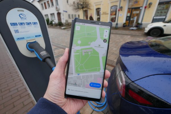 Die Ladesäule am Kurpark Bad Meinberg taucht den Apps von verschiedenen gängigen Ladestrom-Anbietern nicht auf. (Der blaue Punkt markiert nur den eigenen Standort.) Nur mit der innogy App eCharge lässt sich ein Elektroauto an ihr laden. Wegen dieses technischen Fehlers stehen die meisten Elektromobilisten ratlos davor und bekommen keinen Strom. - © Jost Wolf