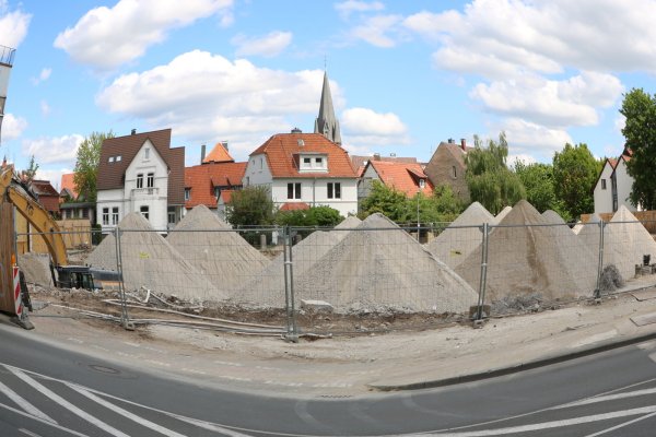 Ein echter Hingucker: Die Pyramiden an der Hornschen Straße verleiten den ein oder anderen Passanten zum Verweilen und Fotografieren. - © Yvonne Glandien