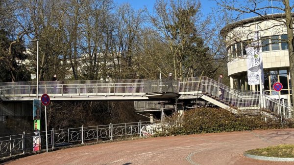 Die Fußgängerbrücke über die Bismarckstraße am "Gesundwerk" (im Hintergrund) soll im kommenden Sommer saniert werden. - © Thomas Reineke