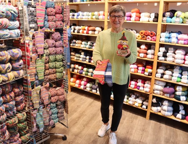 Martina Knaps ist Inhaberin der "Sockenmanufaktur". Neben Wolle in allen Farben und Formen finden Kunden hier auch ihre selbstgestrickten Socken und ihre Amigurumi-Figuren. - © Shannon-Lee Bendig