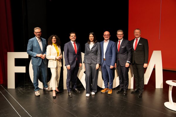 Aktiv in Sachen Nachhaltigkeit: Dr. Eckart von Hirschhausen, Moderatorin Evren Gezer, Andreas Trotz (Sparkasse), Dr. Simone Vogel, Geschäftsführerin der Contrucky GmbH, Andreas Speith, Geschäftsführer Westfalen Weser Netz AG, Arnd Paas und Achim Frohß (Sparkasse, von links). - © Sparkasse Paderborn-Detmold-Höxter