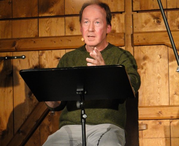 Der bekannte TV-Darsteller Ulrich Noethen liest in der Museumsgaststätte "Im weißen Ross" aus dem autobiographischen Roman von Dmitrij Kapitelman vor. Dabei nutzt er seine schauspielerischen Fähigkeiten. (Foto: Hajo Gärtner) - © Hajo Gärtner