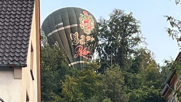 Zunächst ist irrtümlich vermutet worden, dass der Heißluftballon in den Baumwipfeln an der Kumsttonne hängengeblieben ist. Deshalb wird die Feuerwehr alarmiert.
Foto: Jörg Czyborra - © Jörg Czyborra