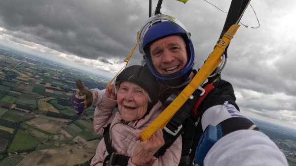 Sprung aus 4000 Metern Höhe: Annelies Schäfermann aus Pivitsheide hat es wieder getan, diesmal mit Tandempartner Peter Bowes. Das Geschenk bekam die rüstige Rentnerin zum 90. Geburtstag, - © Fallschirmsport Damme