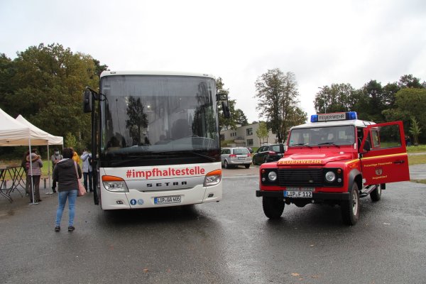 Der Impfbus hat am Dienstag und Mittwoch Station in Augustdorf gemacht. Die Feuerwehr fuhr mit Lautsprecherdurchsagen auf verschiedenen Sprachen durchs Dorf, um auf die Aktion aufmerksam zu machen. - © Nadine Uphoff