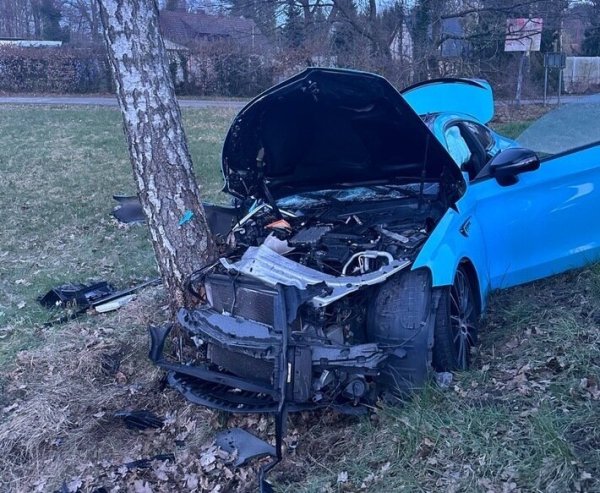 Zwei Menschen wurden bei dem Unfall verletzt. - © Feuerwehr Detmold/Christopher Rieks