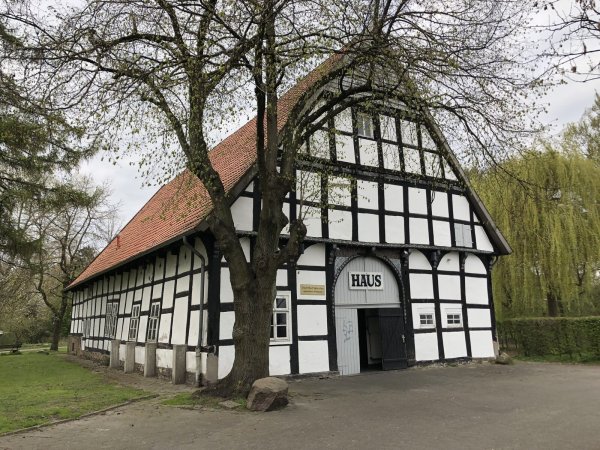Das denkmalgeschützte Fachwerkhaus an der Max-Planck-Straße in Holzhausen ist schon lange als Dorfgemeinschaftshaus im Gespräch. - © Sven Kienscherf