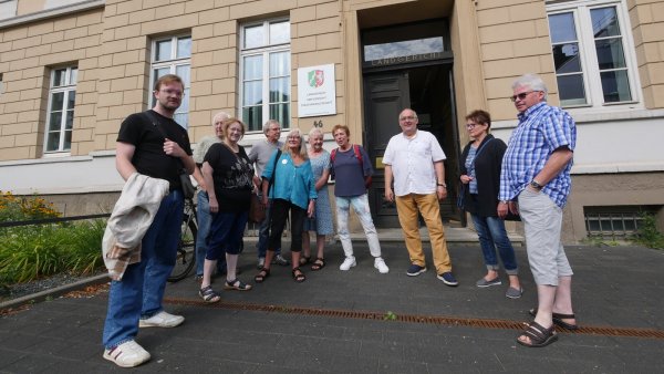 Große Freude über das Urteil des Landgerichts Detmold. Die Kammer unter Vorsitz von Richter Dr. Jörg Mertens hat die Klage des Klinikums gegen Walter Brinkmann, Sprecher des Aktionsbündnisses Klinikum Lippe (weißes Hemd), abgewiesen. - © Jost Wolf