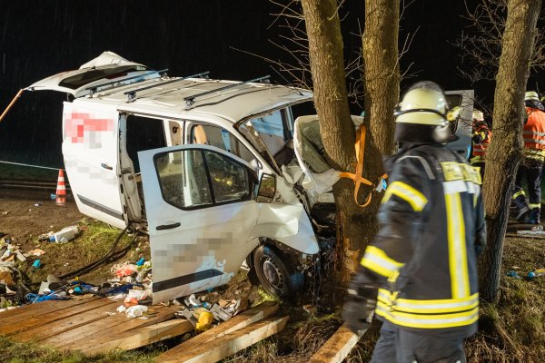 Drei Personen, darunter ein zweijähriges Kind, werden von der Feuerwehr aus dem schwer beschädigten Auto befreit. - © Freitag-TV