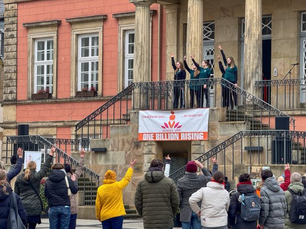 Detmold tanzt und setzt damit, im Rahmen der Aktion One Billion Rising, ein Zeichen gegen Gewalt an Mädchen und Frauen. - © Raphael Bartling