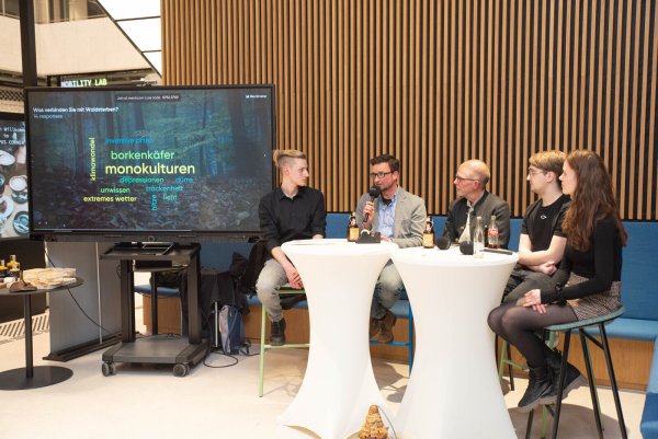 Austausch bei der Podiumsdiskussion: (von links) Jan Lukas Fründt (Moderator) und die Gäste Alexander von Leffern, Holger-Karsten Raguse, Niklas Wodausch, Lena Reinhardt. - © TH OWL
