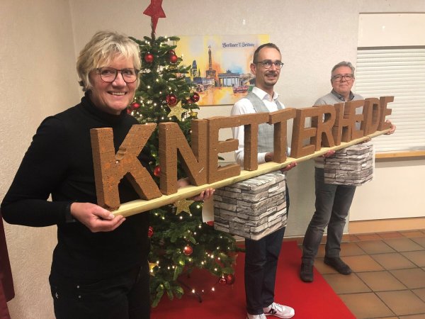 Heike Görder, Patric Westermann (Mitte) und Dirk Brüggenthies von der IG Knetterheide mit dem Modell. - © Sven Kienscherf