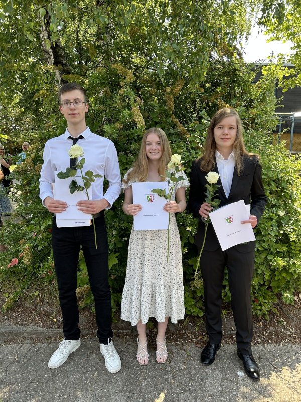 Die besten Jugendlichen des Abi-Jahrgangs 2023 am Stadtgymnasium: (von links) Kevin Lautenschläger (Abiturdurchschnitt 1,2), Noemi Schlichting (1,0) und Tim Sieger (1,2). - © Hajo Gärtner