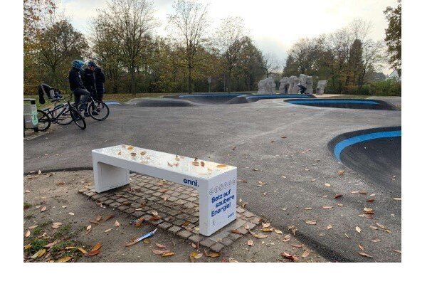 Auch für Gütersloh eine Sitzgelegenheit? Eine Smart Bench dient als WLAN-Hotspot und Ladestation. - © Klaus Sperling